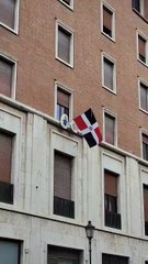 La bandera dominicana ondea frente al Vaticano en honor al Papa Francisco