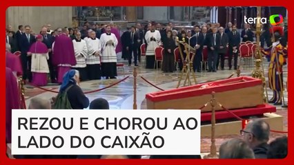 Freira amiga do papa quebra protocolo e se aproxima do caixão para despedida emocionante