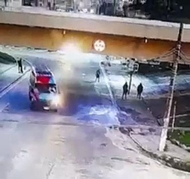 Câmeras flagram motorista de van fugindo após atropelar e matar corredor na BR-101