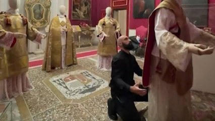 Este es el famoso sastre que vistió al papa Francisco durante más de una década