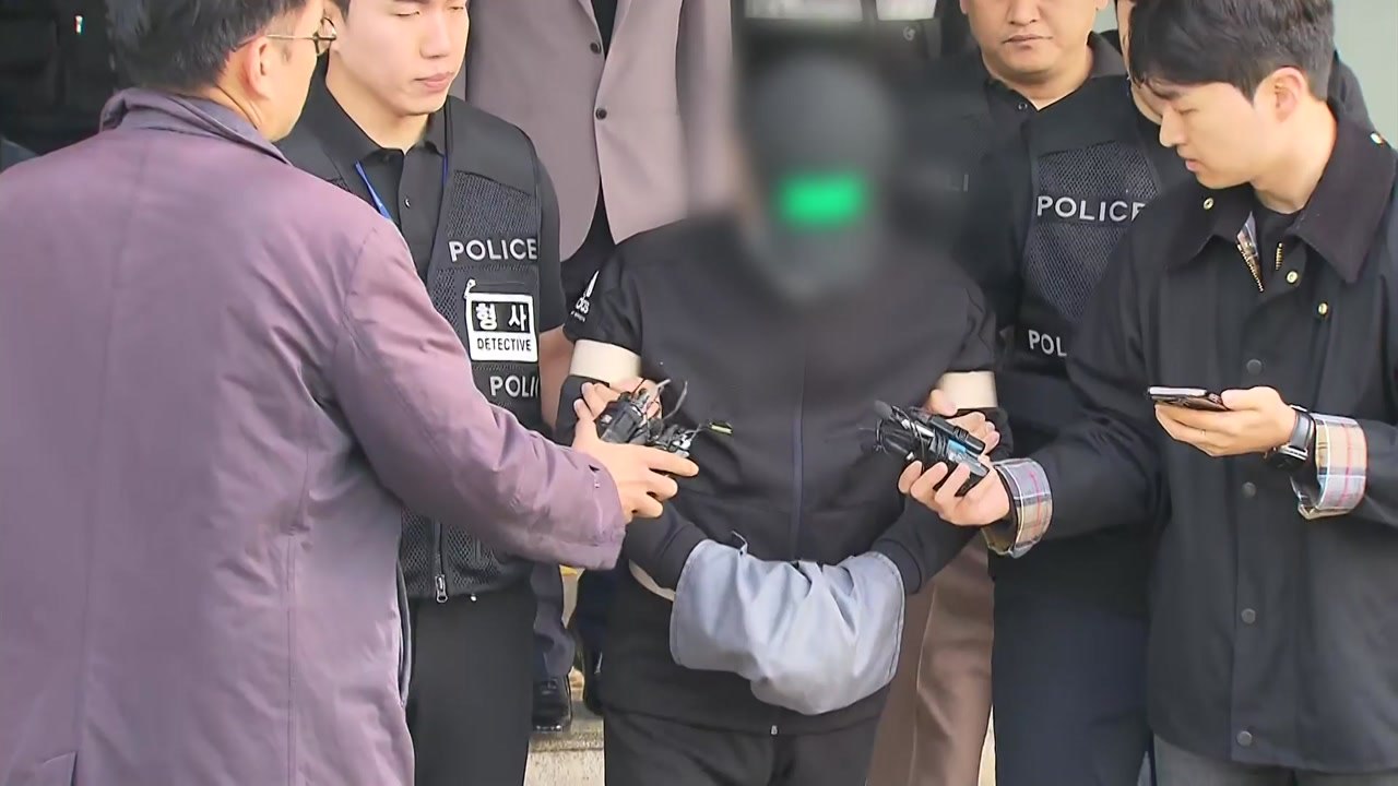 일가족 살해범 검찰 송치...범행 인정 묻자 '끄덕' / YTN