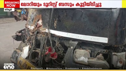 തിരൂർ ആലത്തിയൂരിൽ ലോറിയും ടൂറിസ്റ്റ് ബസും കൂട്ടിയിടിച്ച് ഇരുപതോളം പേർക്ക് പരിക്കേറ്റു