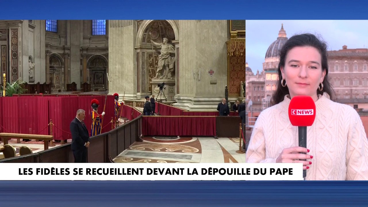 Les fidèles se recueillent devant la dépouille du pape François