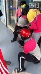 假送餐员抢金链遭围追捕获，民众齐心协助警方逮捕嫌犯🚨