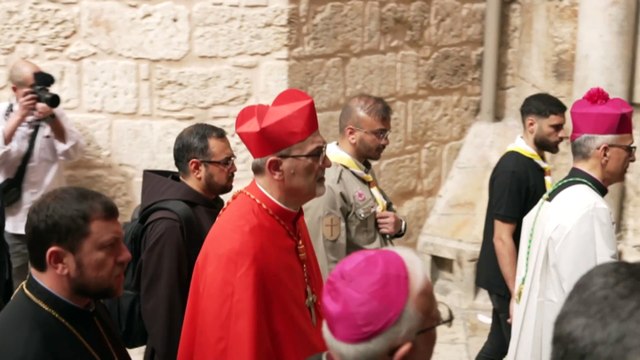 Christians gather at Jerusalem’s Holy Sepulchre to mourn Pope Francis