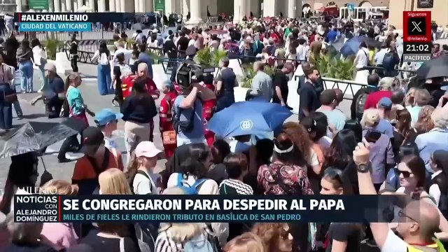 Multitud de fieles acude a la Basílica de San Pedro para despedir al Papa Francisco