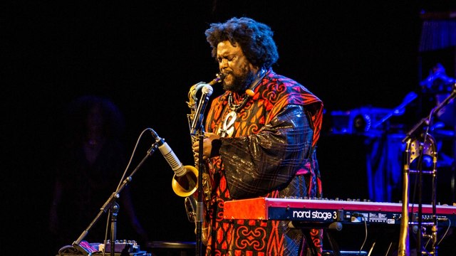 Kamasi Washington, il live all'Auditorium Parco della Musica: «Un minuto di silenzio per Papa Francesco»