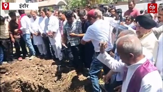 आतंकी हमले के शिकार सुशील का इंदौर में अंतिम संस्कार, व्हीलचेयर पर पहुंची बेटी