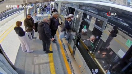 İstanbul'da metrobüste deprem anı: Araç beşik gibi sallandı, yaşlı yolcular istifini bozmadı