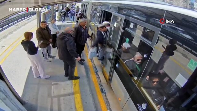 İstanbul'da metrobüste deprem anı: Araç beşik gibi sallandı, yaşlı yolcular istifini bozmadı