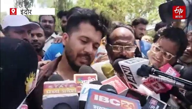 आतंकी हमले के शिकार सुशील का इंदौर में अंतिम संस्कार, व्हीलचेयर पर पहुंची बेटी