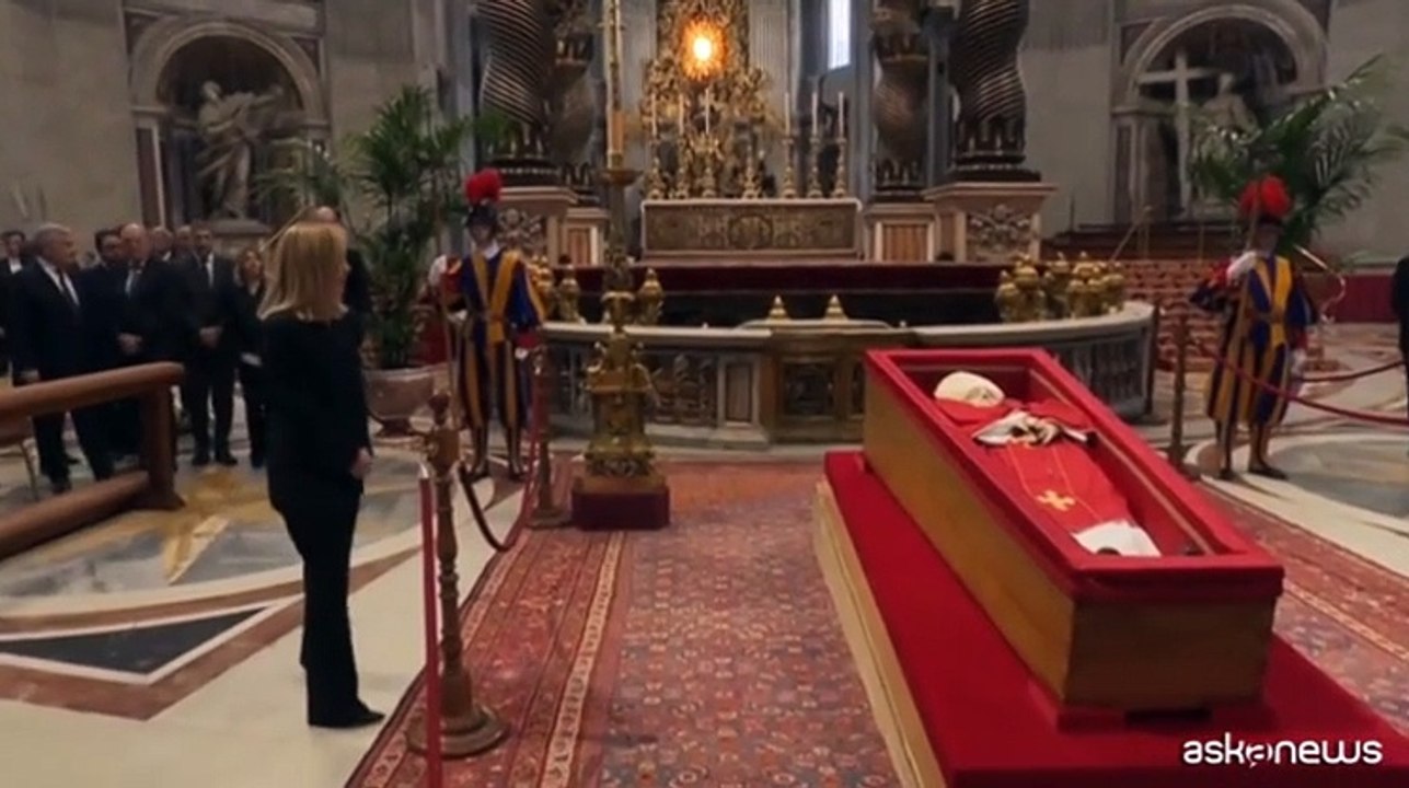 Meloni in preghiera davanti alla salma di Papa Francesco in San Pietro