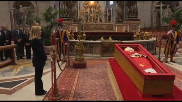 Meloni in preghiera davanti alla salma di Papa Francesco in San Pietro