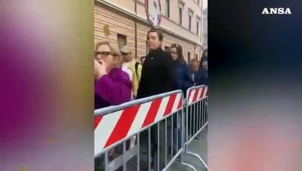 Le lunghe code per l'omaggio a papa Francesco in time lapse