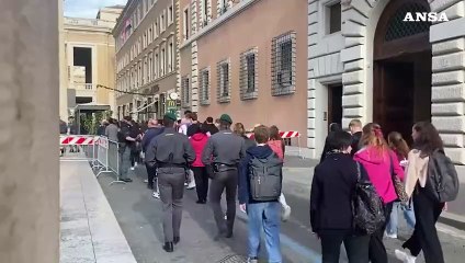 San Pietro, una fila di due chilometri per l'omaggio a papa Francesco