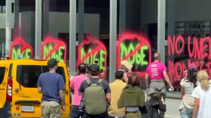 A Tesla bemutatóterme előtt tüntettek az Extinction Rebellion aktivistái