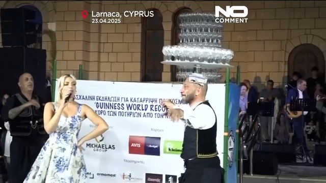 فنان قبرصي يوازن 416 كأساً على رأسه سعيا لدخول موسوعة غينيس