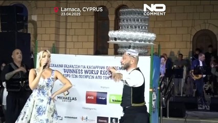 Artista cipriota equilibra 416 copos na cabeça para ganhar recorde do Guinness