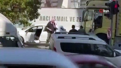 İstanbul'da eli çekiçli trafik magandası saldırısı kamerada!