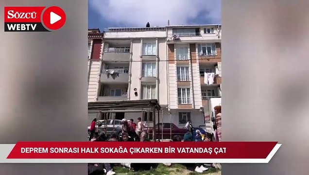 Deprem sonrası halk sokağa çıkarken bir vatandaş çatıya çıktı