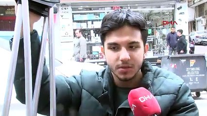 Deprem anında arabanın üstüne atladı