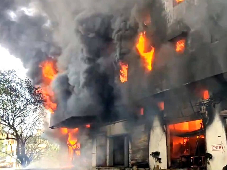 Großbrand vernichtet vierstöckiges Hochhaus