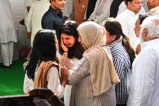 पहलगाम अटैक: जन्नत की चाह ने खींचा, फिर कफन में लिपटकर लौटा जयपुर... नीरज का शव देखकर बिलख पड़ीं पत्नी आयुषी, अंतिम संस्कार में उमड़ा जनसैलाब; Video