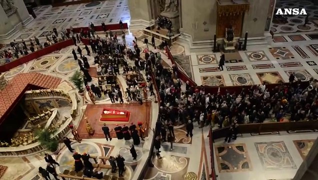 Migliaia in coda per l'ultimo saluto a papa Francesco