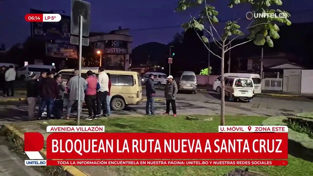 Transportistas de Sacaba instalan un bloqueo exigiendo el mantenimiento de carreteras