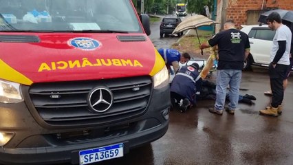 Siate e Samu atendem vítima de acidente entre carro e moto no Parque São Paulo