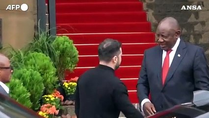 Zelensky in Sudafrica, accolto dal presidente Ramaphosa