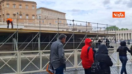 Funerali di Papa Francesco, i lavori di allestimento del palco in piazza San Pietro