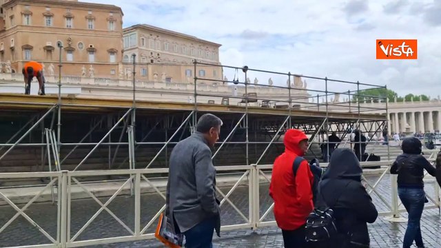 Funerali di Papa Francesco, i lavori di allestimento del palco in piazza San Pietro
