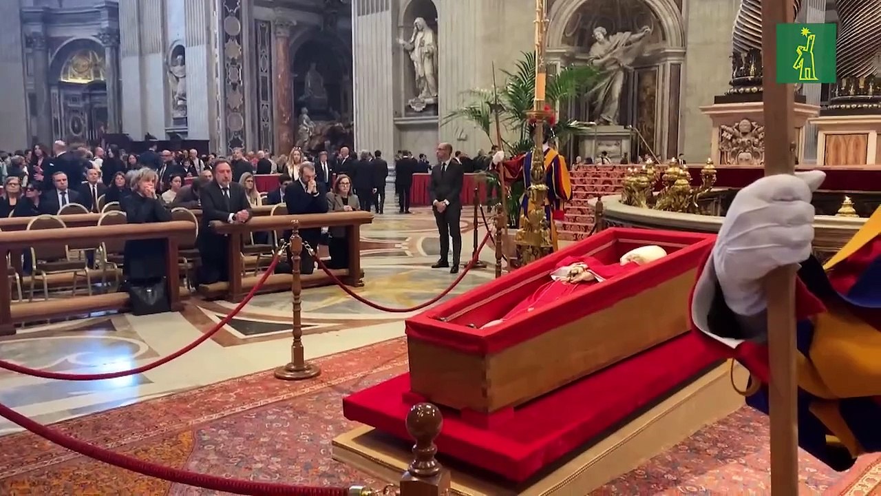 Una marea de fieles en la basílica de San Pedro para dar su último adiós a Francisco