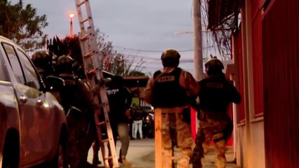 Agentes judiciales realizan allanamientos para detener a sospechoso de sicariato