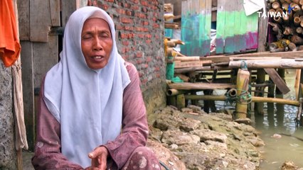 Indonesian Woman Defends Her Home Against Rising Sea Levels