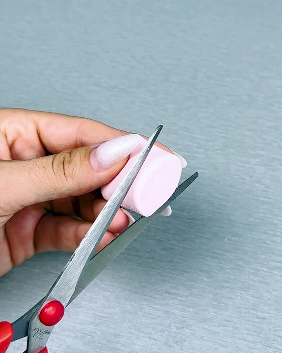 Amazing marshmallow flower cupcake decorations! 🌺🧁