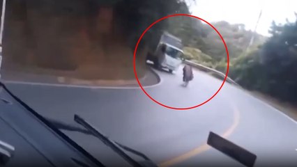 Video del impactante choque de joven que hacía 'gravity bike' con un camión en Antioquia