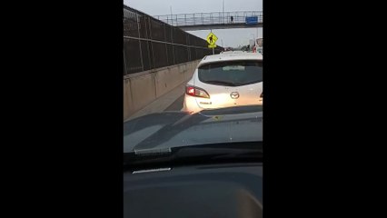 VIDEO: ¡No se aguantó! Un hombre orinó a vehículos desde una pasarela peatonal