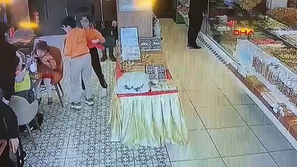 Depremde canını hiçe sayıp, bayılan müşteriyi kurtardı