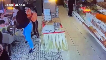Depremde canını hiçe sayıp, bayılan müşteriyi kurtardı