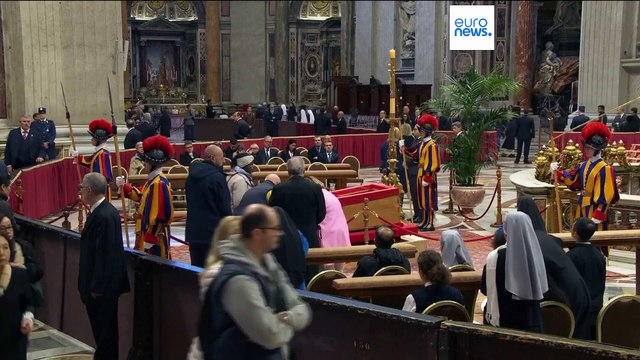Milhares de pessoas prestam homenagem no velório público do Papa Francisco