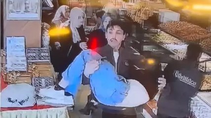 Depremde canını hiçe sayıp, bayılan müşteriyi kurtardı