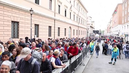 Tausende nehmen Abschied vom Papst: "Er war gut zu allen Menschen"