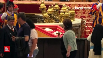 Papa Francis'in cansız bedeni başında fotoğraf çekme yarışı