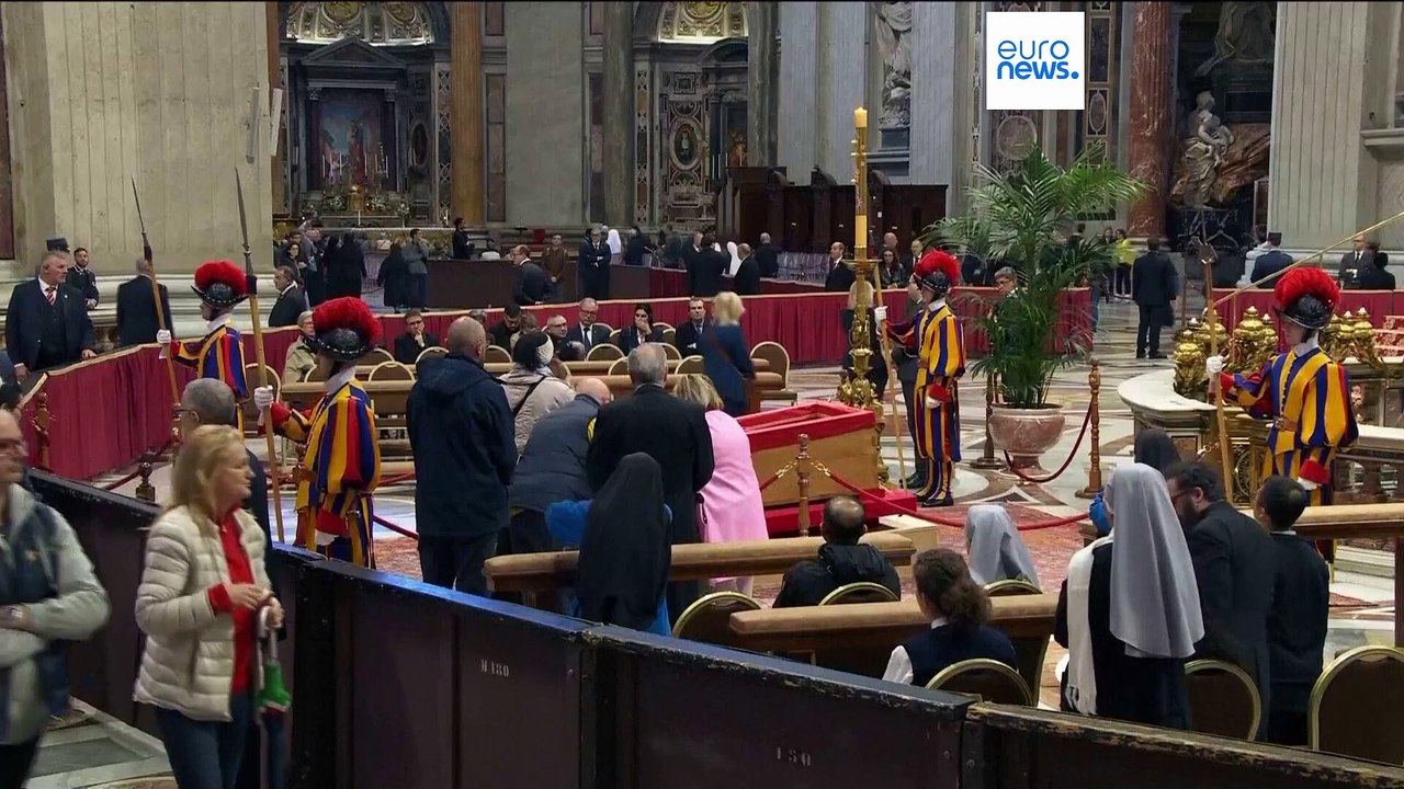 Au Vatican, l'afflux de fidèles se poursuit avant les funérailles du pape