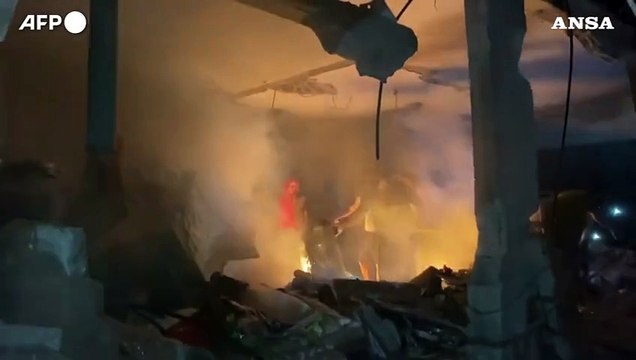 Gaza, i primi soccorsi dopo un attacco israeliano su Khan Yunis