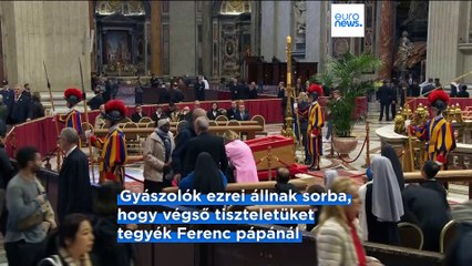 Gyászolók ezrei róják le kegyeletüket Ferenc pápa előtt a Vatikánban