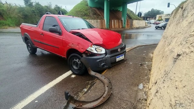 Carros se envolvem em colisão no Viaduto da Souza Naves, em Cascavel
