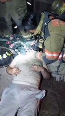 Mujer bombera rescata a un hombre